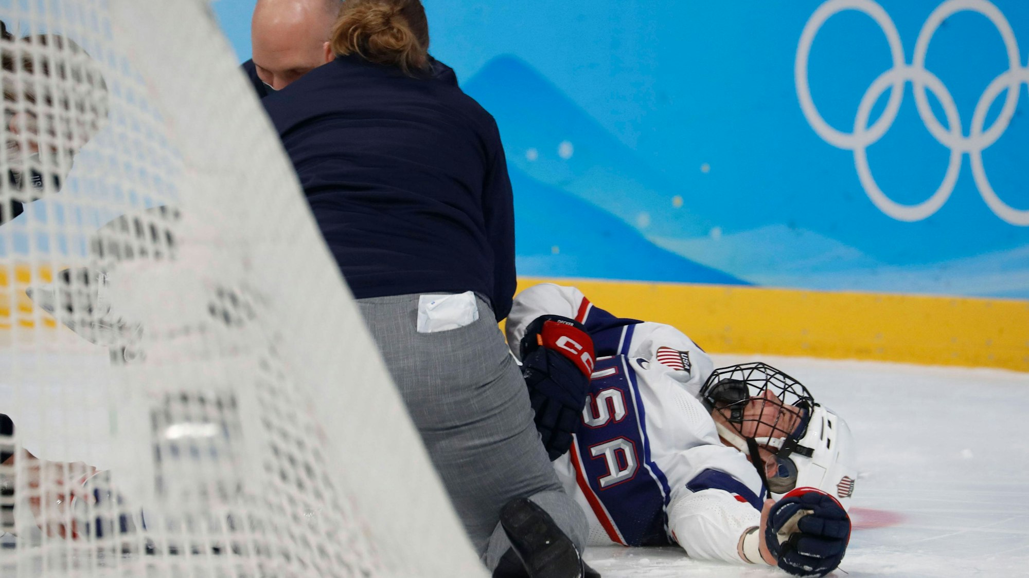 Die verletzte Eishockey-Spielerin Brianna Decker wird von Betreuern des US-Teams behandelt.