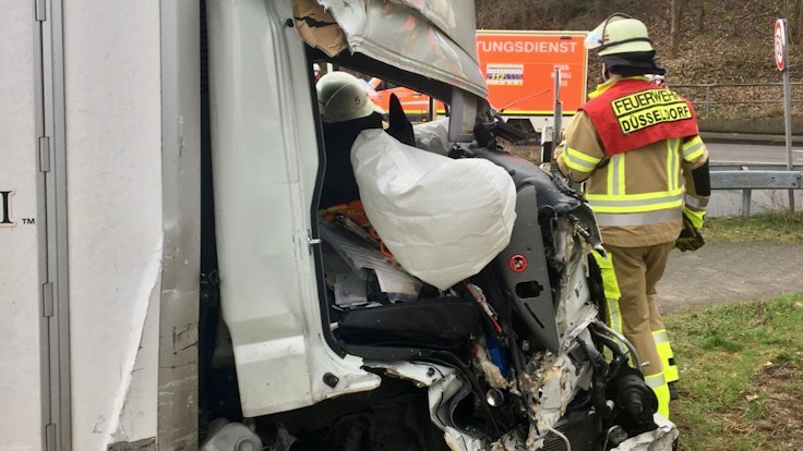Zerstörter Lkw nach dem Unfall in Düsseldorf-Stockum.