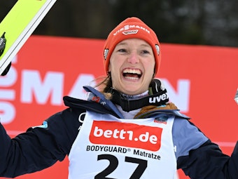 Katharina Althaus aus Deutschland hält bei der Siegerehrung im Anschluss an das Springen von der Mühlenkopfschanze ihre Trophäe hoch.