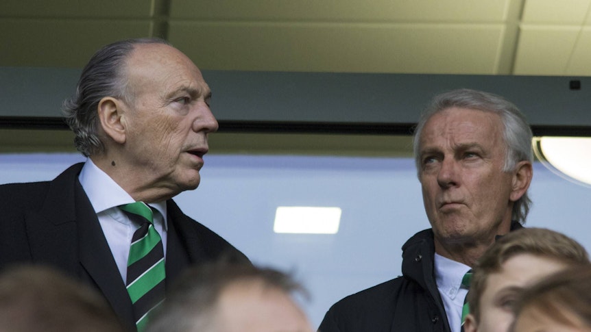 Rolf Königs (l.), Präsident von Fußball-Bundesligist Borussia Mönchengladbach, und Vizepräsident Rainer Bonhof (r.) am 5. März 2016 in Wolfsburg. Beide Präsidiumsmitglieder schauen durch das Stadionrund.