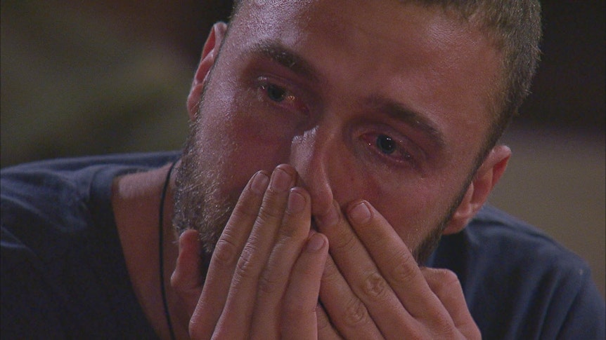 Filip Pavlovic bekommt im Dschungelcamp aufmunternde Worte von seiner jüngeren Schwester. Und bricht in Tränen aus.