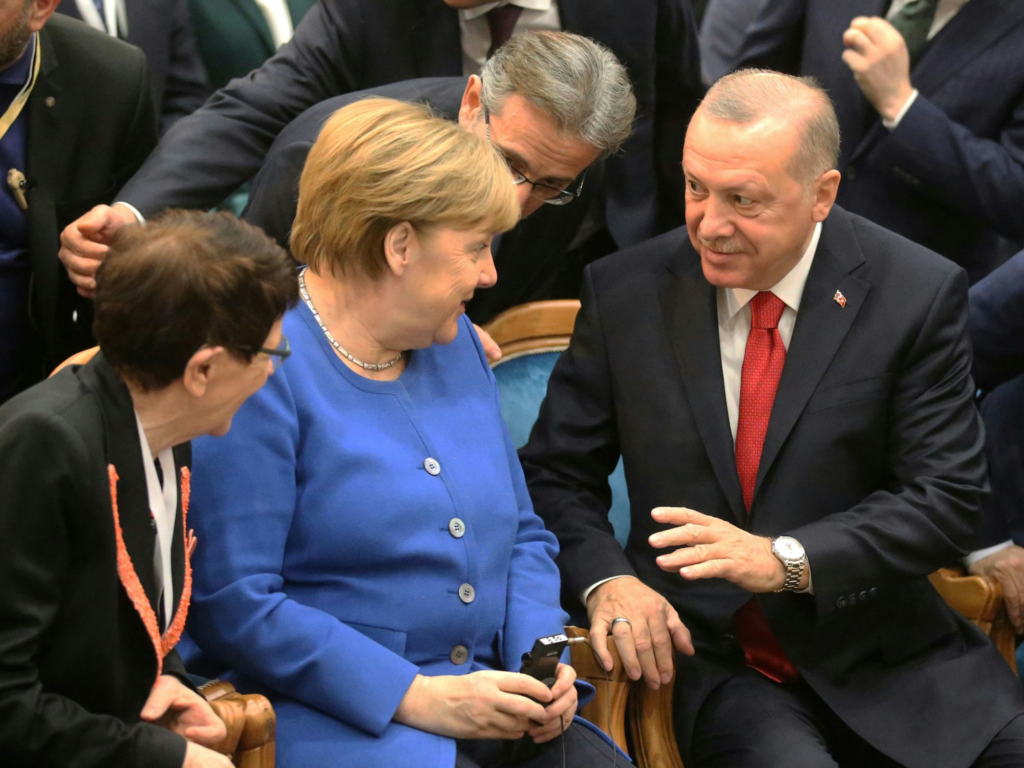 Die damalige Bundeskanzlerin Angela Merkel (CDU, M) unterhält sich Anfang 2020 mit dem türkischen Präsidenten Recep Tayyip Erdogan (r) zu Beginn einer Eröffnungszeremonie der Türkisch-Deutschen Universität: Erdogan vermisst eine Führungsfigur wie Merkel im Ukraine-Konflikt.