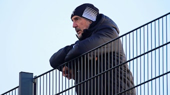 Adi Hütter reiht sich in Gladbach in die Reihe der Cheftrainer ein, die auch mal U23-Spiele der Borussia in der Regionalliga West schauen. Und dafür auch mal auf den Zaun steigen. Auf diesem Foto ist Hütter am 2. Februar 2022 im Borussia-Park zu sehen.