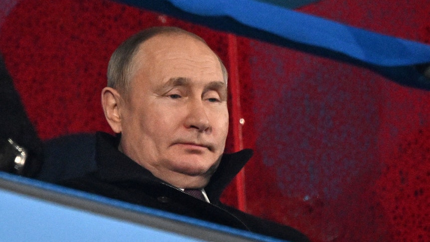 Wladimir Putin sitzt auf der Tribüne
