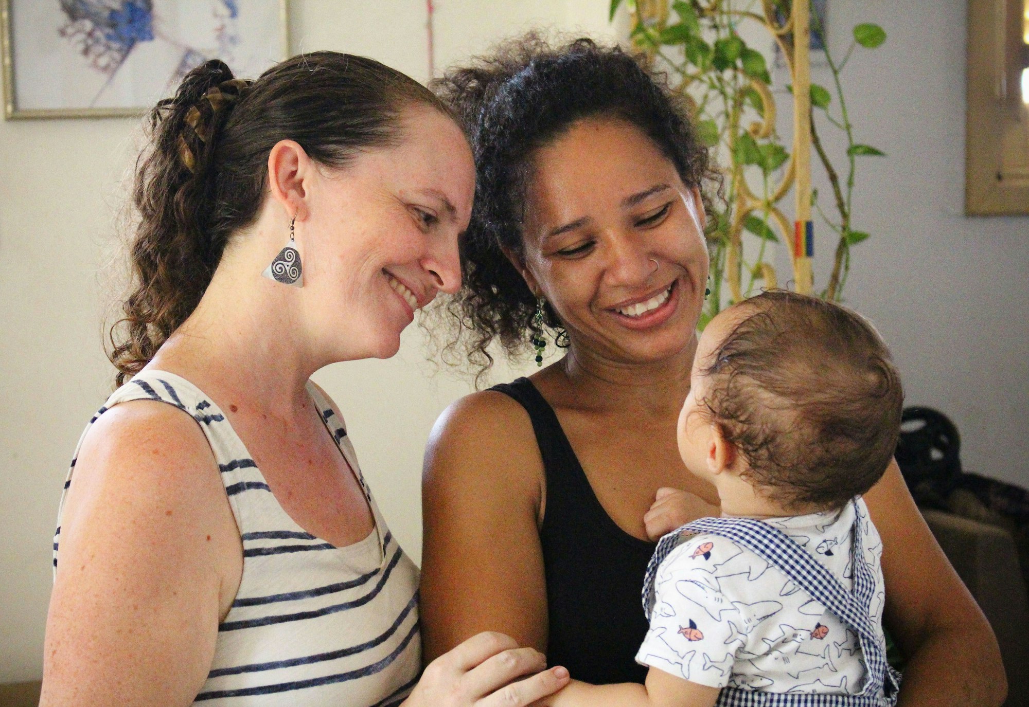 Die lesbischen Mütter Hope Bastian und Dachelys Valdés spielen mit ihrem Sohn Paulo in ihrer Wohnung in der kubanischen Hauptstadt Havanna.
