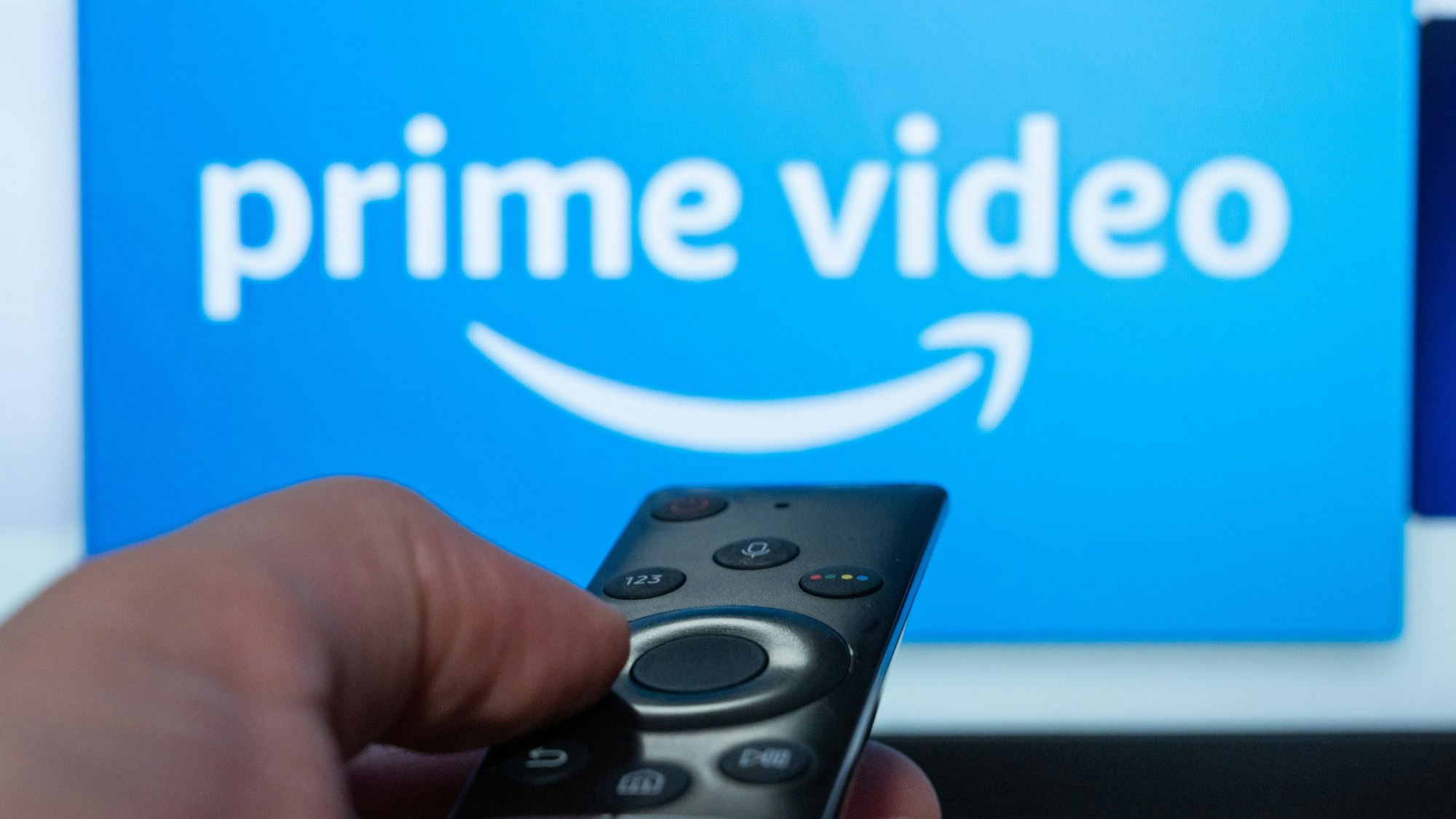 Amazons Aktie steigt – auch, weil Amazon in den USA die Preise für Amazon Prime erhöht. Unser Symbolbild zeigt das Logo des Streaminganbieters auf einem Fernseher.