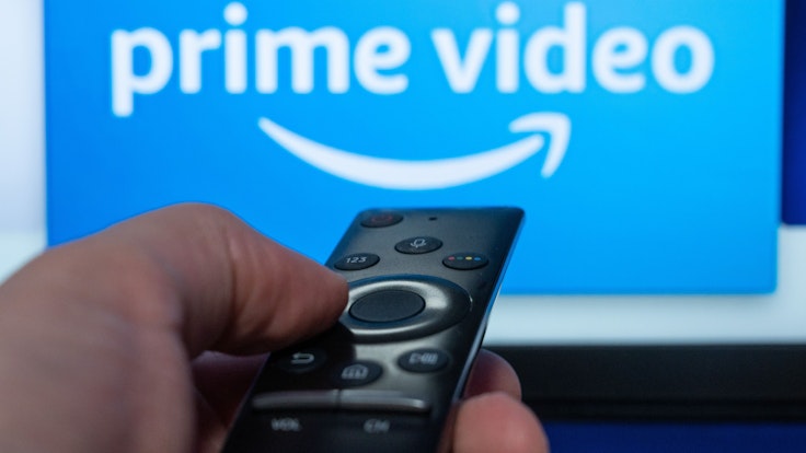 Amazons Aktie steigt – auch, weil Amazon in den USA die Preise für Amazon Prime erhöht. Unser Symbolbild zeigt das Logo des Streaminganbieters auf einem Fernseher.