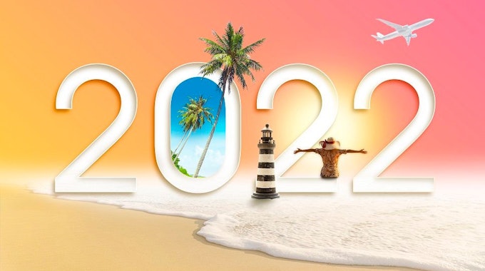 Die Zahl 2022 steht in der Brandung. Aus der Null ragt eine Palme.