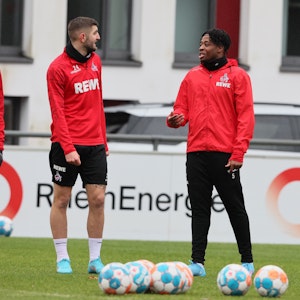 Bright Arrey-Mbi und Jeff Chabot trainieren beim 1. FC Köln.