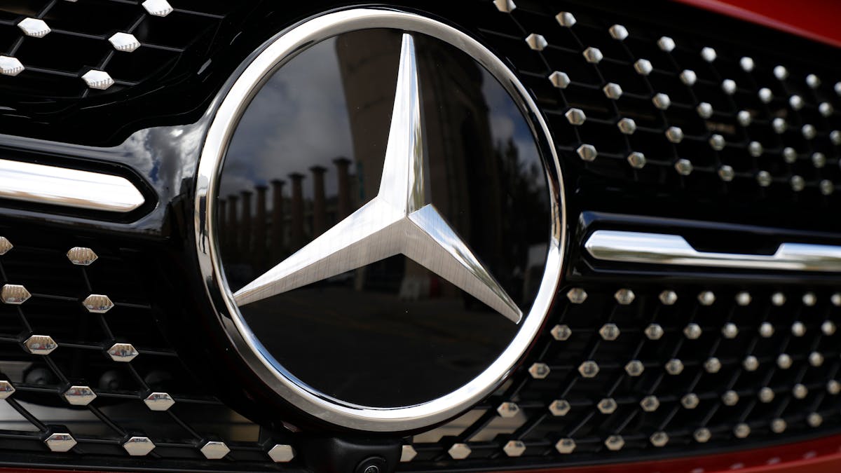 Ein Mercedes-Benz-Stern an einem Fahrzeug auf der „Automobile Barcelona 2021“