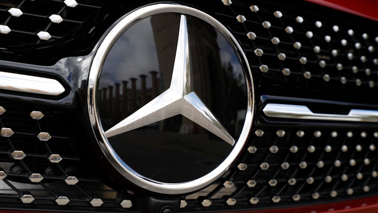 Ein Mercedes-Benz-Stern an einem Fahrzeug auf der „Automobile Barcelona 2021“