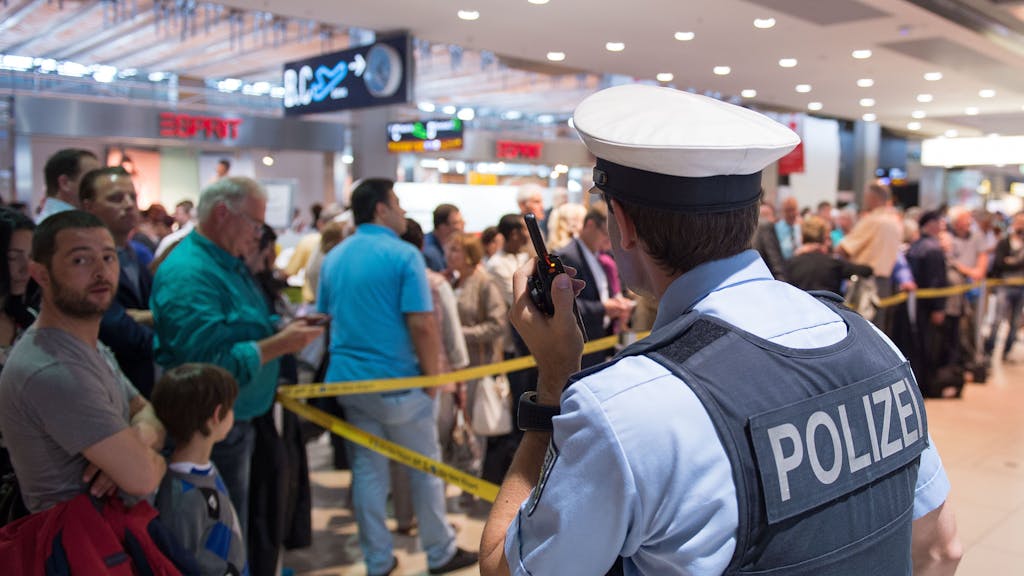 Polizist im Flughafen Köln/Bonn.