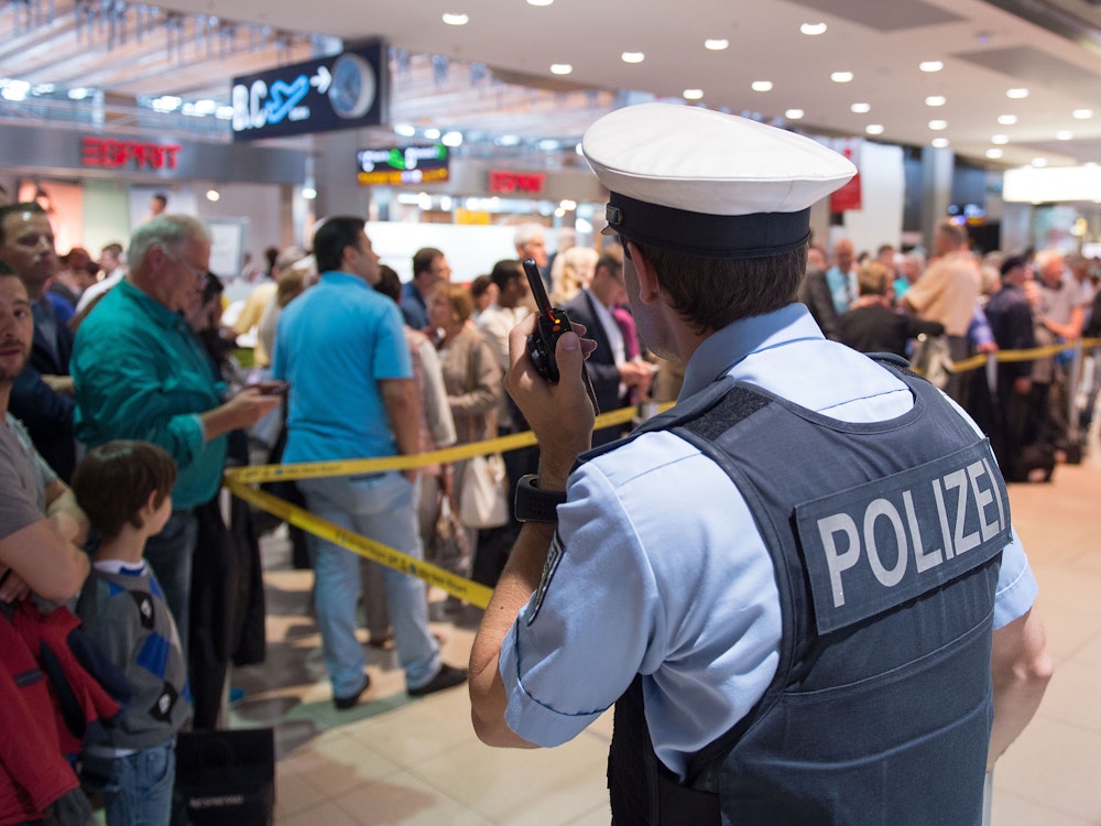 Polizist im Flughafen Köln/Bonn.