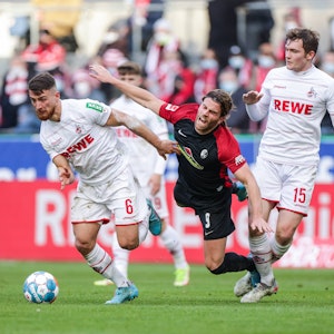 Salih Özcan (1. FC Köln) gewinnt einen Zweikampf gegen Lucas Höler (SC Freiburg).