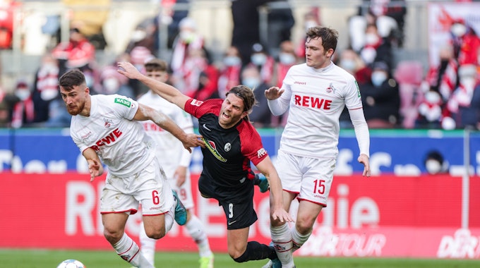 Salih Özcan (1. FC Köln) gewinnt einen Zweikampf gegen Lucas Höler (SC Freiburg).