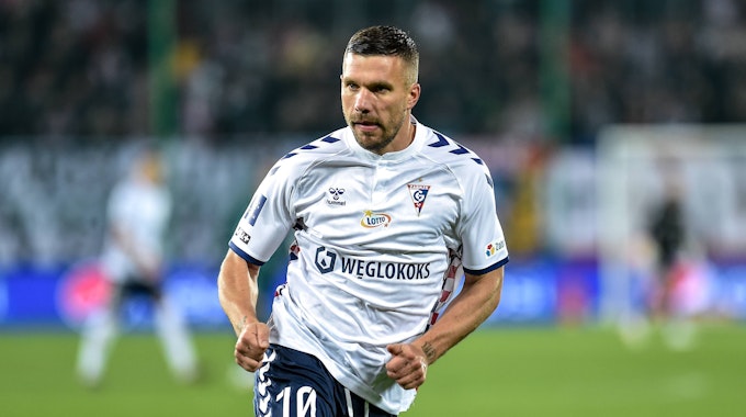 Lukas Podolski läuft im Spiel von Gornik Zabrze über den Platz.