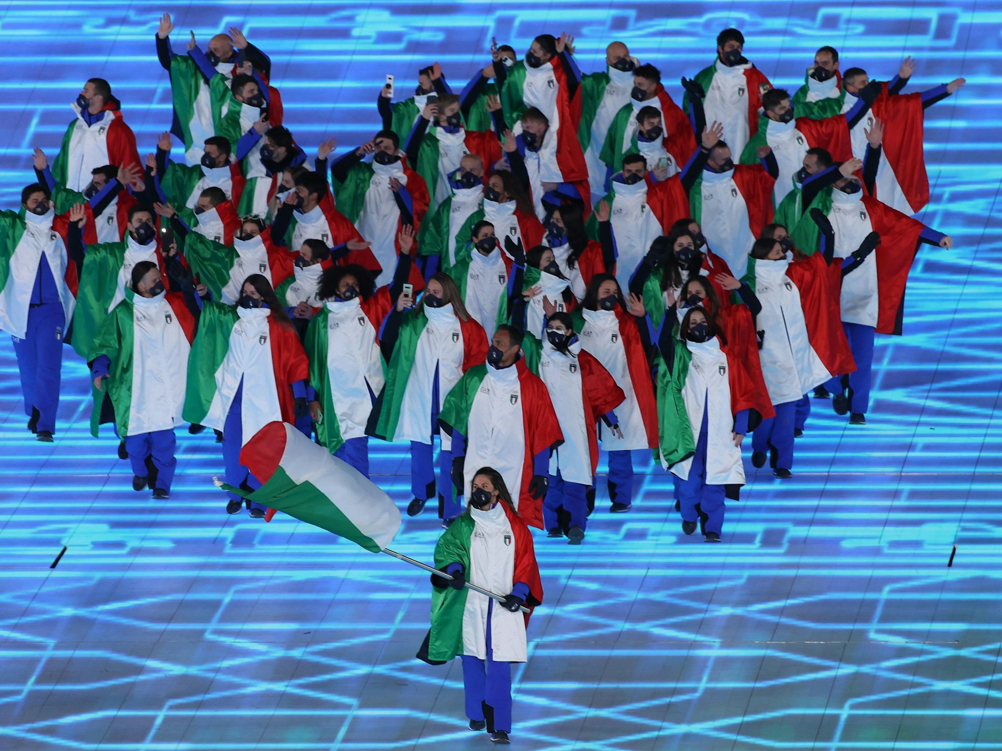Die italienische Mannschaft mit Ponchos in den Landesfarben bei Olympia.