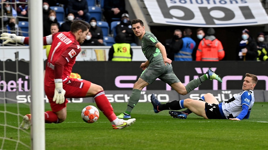 Gladbachs Nationalspieler Jonas Hofmann (M.) scheitert in dieser Szene am Bielefelder Schlussmann Ortega (l.) während des Bundesliga-Duells am 5. Februar 2022.