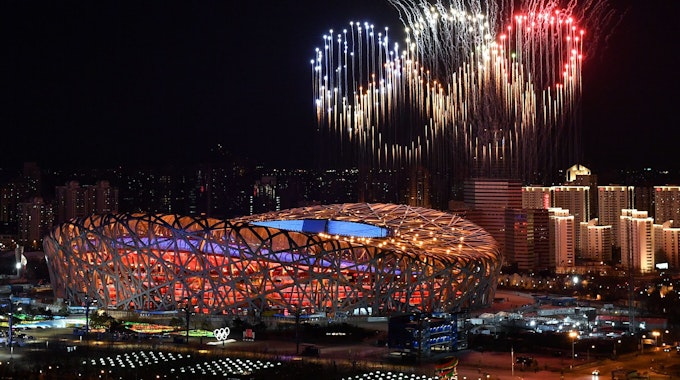 Ein Feuerwerk in Form der olympischen Ringe erhellt den Abend über dem Stadion in Peking.