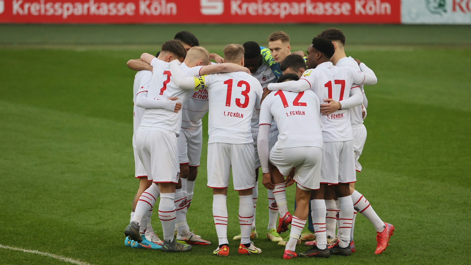 Die U21 des 1. FC Köln bildet einen Spielerkreis.