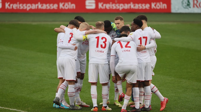 Die U21 des 1. FC Köln bildet einen Spielerkreis.