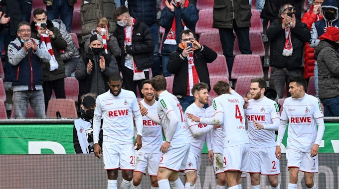 Anthony Modeste trifft für den 1. FC Köln gegen den SC Freiburg.