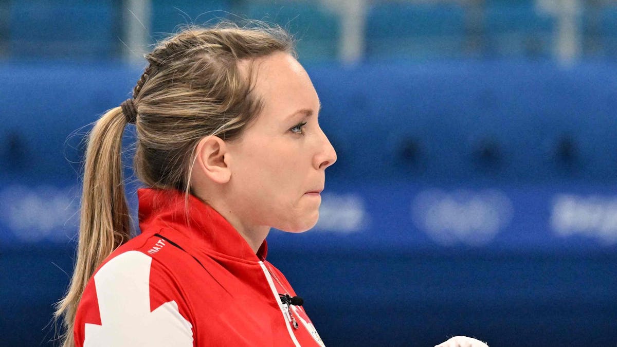 Rachel Homan steht auf der olympischen Curling-Bahn beim Spiel von Kanada.