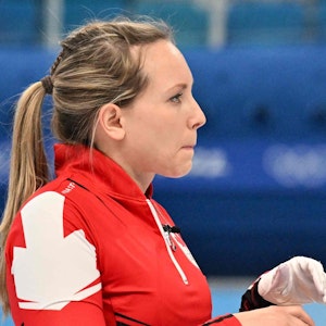 Rachel Homan steht auf der olympischen Curling-Bahn beim Spiel von Kanada.