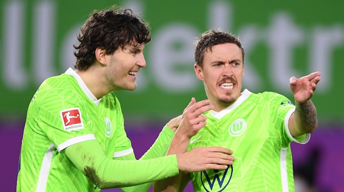 Max Kruse (r.) und Jonas Wind freuen sich über den Sieg des VfL Wolfsburg gegen Greuther Fürth.