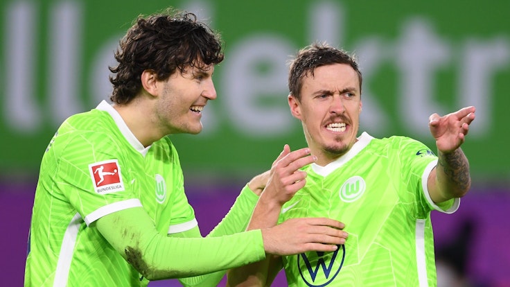 Max Kruse (r.) und Jonas Wind freuen sich über den Sieg des VfL Wolfsburg gegen Greuther Fürth.