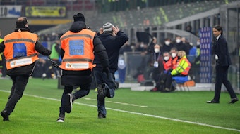Ein Flitzer jubelt nach dem Siegtor für den AC Mailand im Derby gegen Inter provokant vor der gegnerischen Bank.