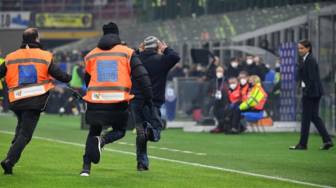 Ein Flitzer jubelt nach dem Siegtor für den AC Mailand im Derby gegen Inter provokant vor der gegnerischen Bank.