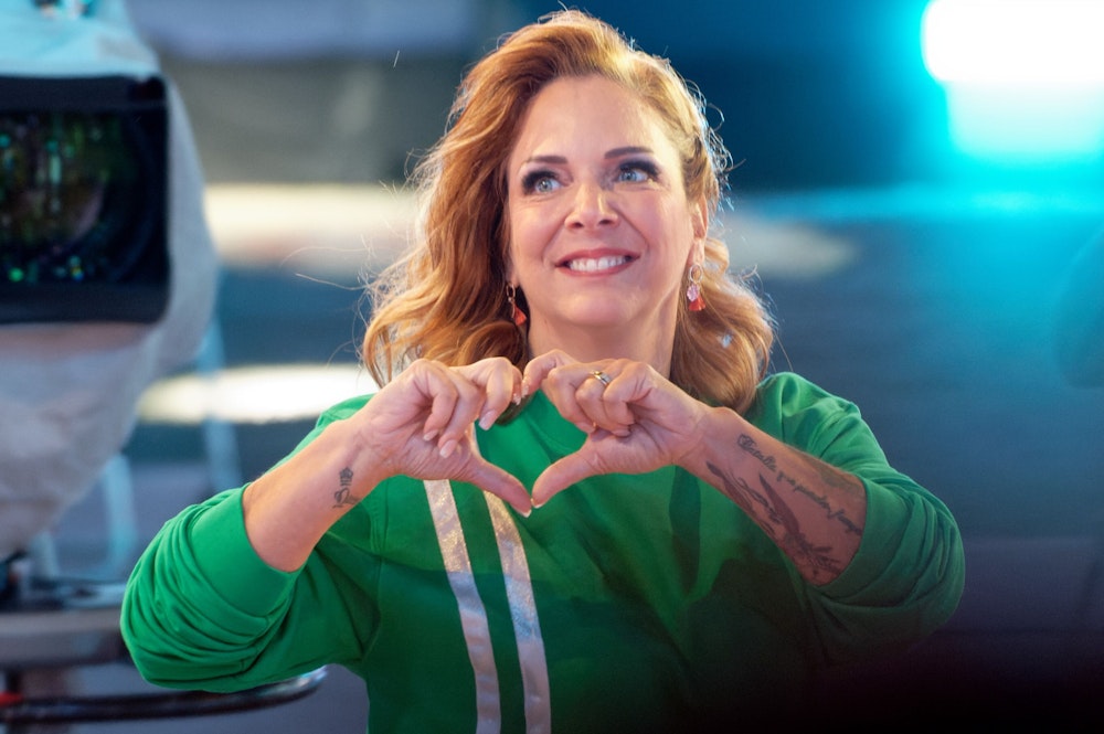 Die Teilnehmerin Danni Büchner formt bei der Auftaktsendung der Sat1 Fernsehshow Promi Big Brother2021 im Studio mit ihren Händen ein Herz .