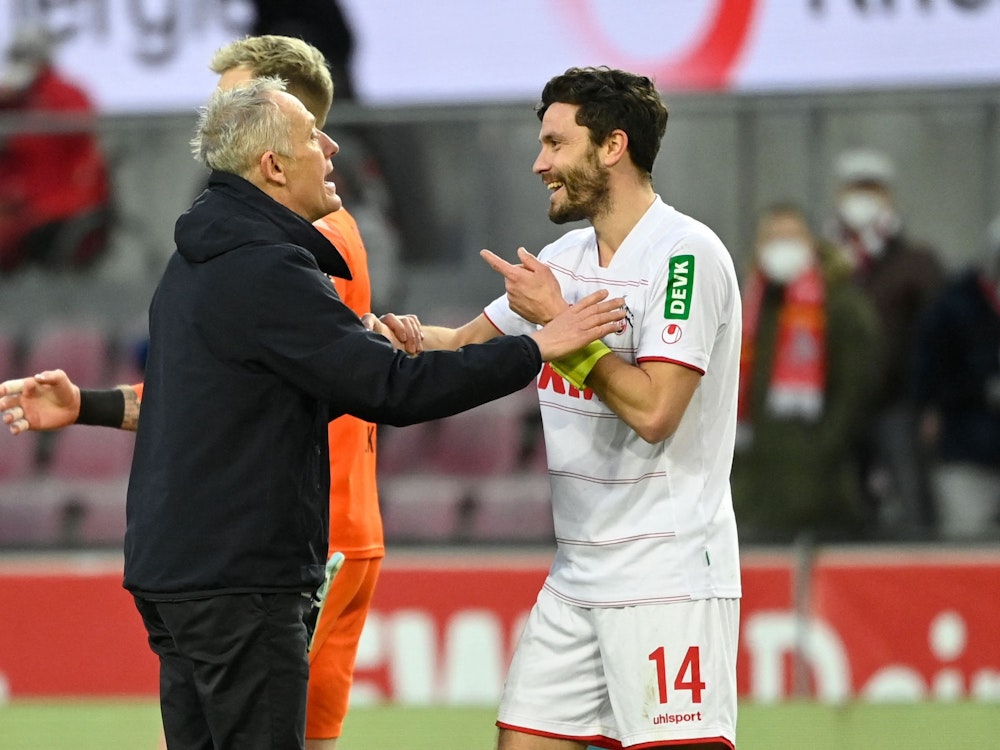 Freiburg-Trainer Christian Streich hat Jonas Hector nach dem Spiel aufgebracht etwas Dringendes mitzuteilen – der Kapitän des 1. FC Köln quittiert das mit einem Lachen.