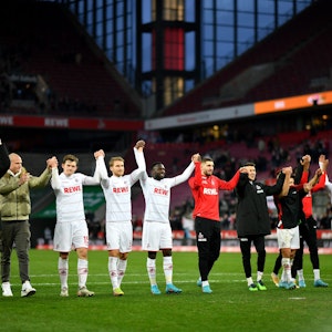 Die Spieler des 1. FC Köln feiern den Sieg gegen den SC Freiburg vor der Kurve.