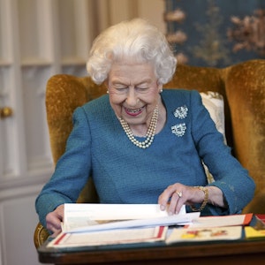 Königin Elizabeth II. blättert durch Dokumente.