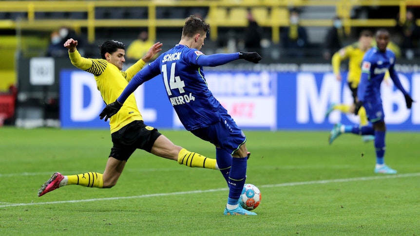 Patrik Schick schießt vor dem Eigentor von Borussia Dortmund aufs Tor.