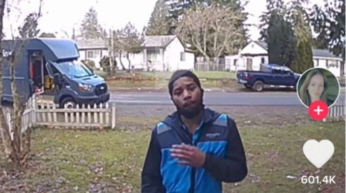 Das Video auf TikTok zeigt, wie ein Amazon-Fahrer vor der Überwachungskamera eines Hauses tanzt.