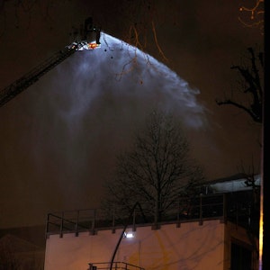 Feuerwehrleute versuchen, ein Feuer unter Kontrolle zu bringen, das am Ufer der Seine in der Nähe der Residenz des deutschen Botschafters ein im Bau befindliches Haus verwüstet hat.