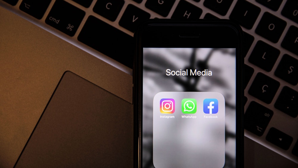 Auf unserem Symbolbild sind die Logos von Instagram, Whatsapp und Facebook auf einem Smartphone-Bildschirm zu sehen. Das Unternehmen Meta droht Europa mit harten Schritten.