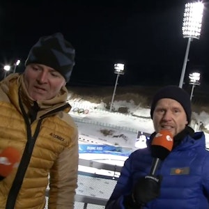 Bei der Olympia-Übertragung zum Biathlon im ZDF hat der Kameramann einen Schwächeanfall und sackt zu Boden.