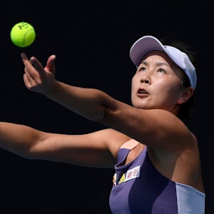 Tennis-Star Peng Shuai (36) schlägt bei den Australian Open auf.