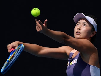 Tennis-Star Peng Shuai (36) schlägt bei den Australian Open auf.
