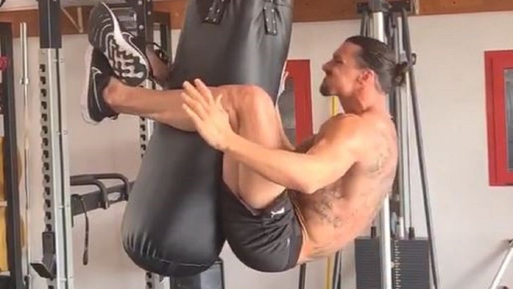 Zlatan Ibrahimovic trainiert seine Bauchmuskeln
