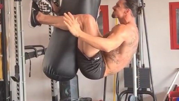 Zlatan Ibrahimovic trainiert seine Bauchmuskeln