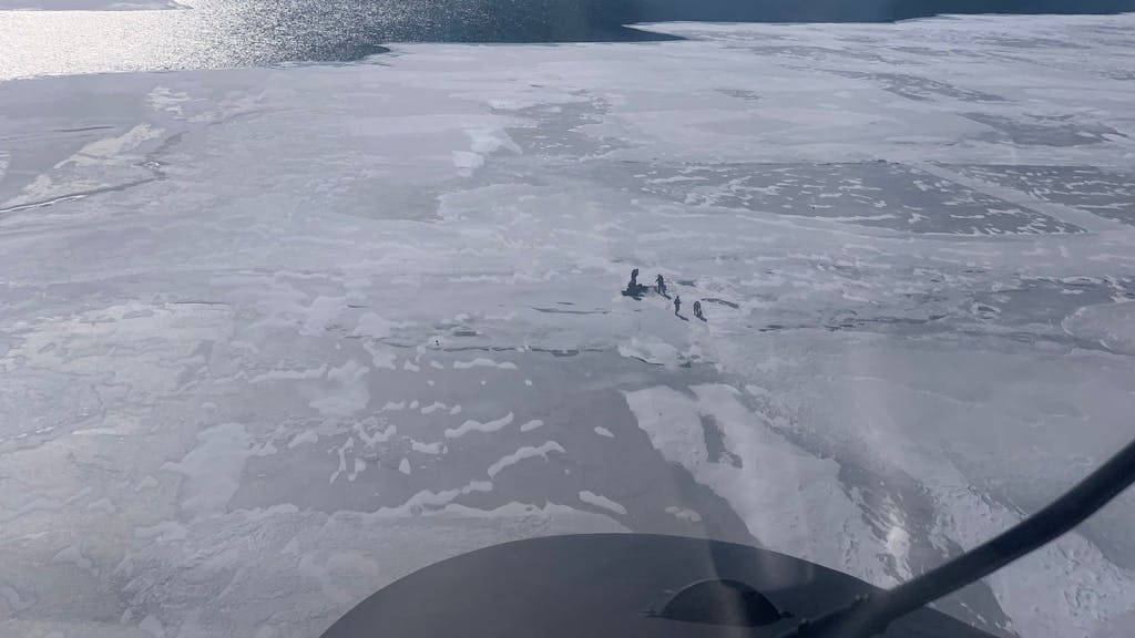 Die aus einem Hubschrauber der US-Küstenwache fotografierte Aufnahme (7. Februar 2022) zeigt auf einer Eisscholle gestrandete Menschen auf einem der fünf Großen Seen („Great Lakes“) im Nordosten der USA. Die US-Küstenwache konnte 18 Menschen von der treibenden Eisscholle retten, die sich kurz zuvor auf dem See an der Grenze zu Kanada gelöst hatte.