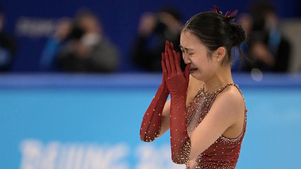 Zhu Yi weint nach ihrem verpatzten Olympia-Auftritt im Eiskunstlauf.