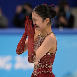 Zhu Yi weint nach ihrem verpatzten Olympia-Auftritt im Eiskunstlauf.