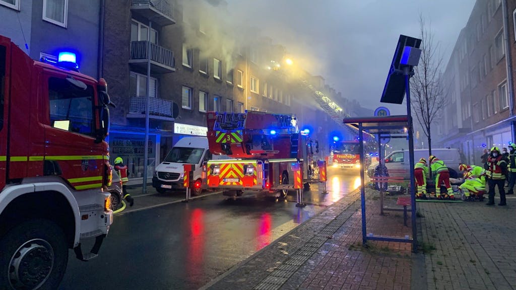 Feuerwehr Gelsenkirchen bei einem Wohnungsbrand in Schalke.