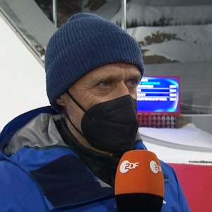 ZDF-Experte Toni Innauer spricht während der Olympia-Übertragung zum Skispringen.